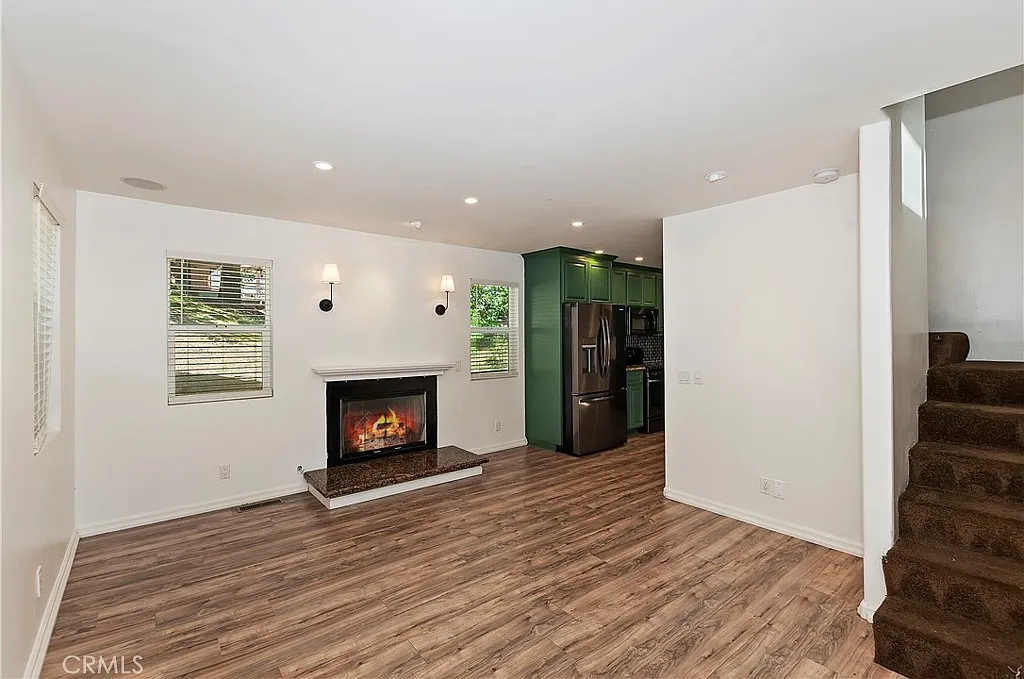 3 bed, 2.0 bath, 1824 sqft, $2,400 — Photo 2