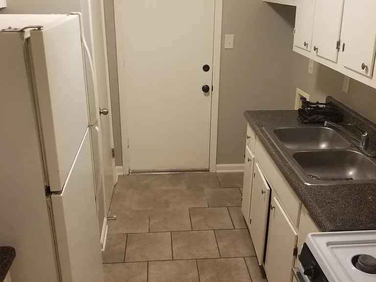 1335-1337 Halcomb Ln #1335 — Photo 2
