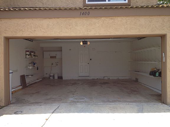 Atatched 2 car garage + Laundry