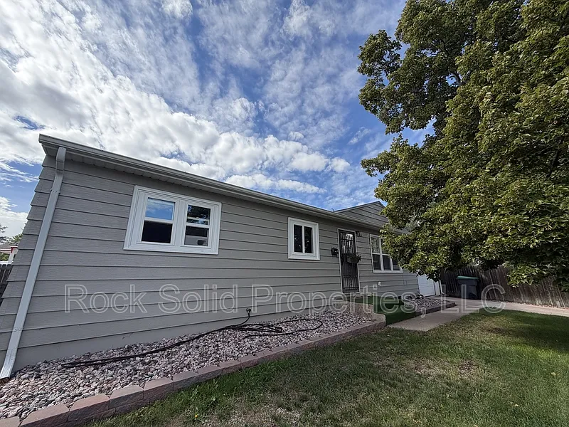 4 bed, 2.0 bath, 2016 sqft, $2,595 — Photo 3