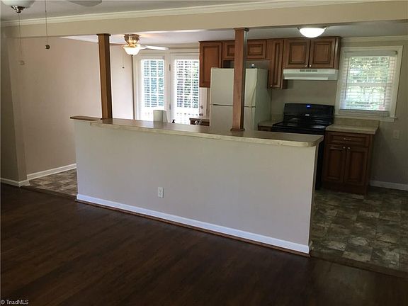 3rd image of 118 N Walnut Cir