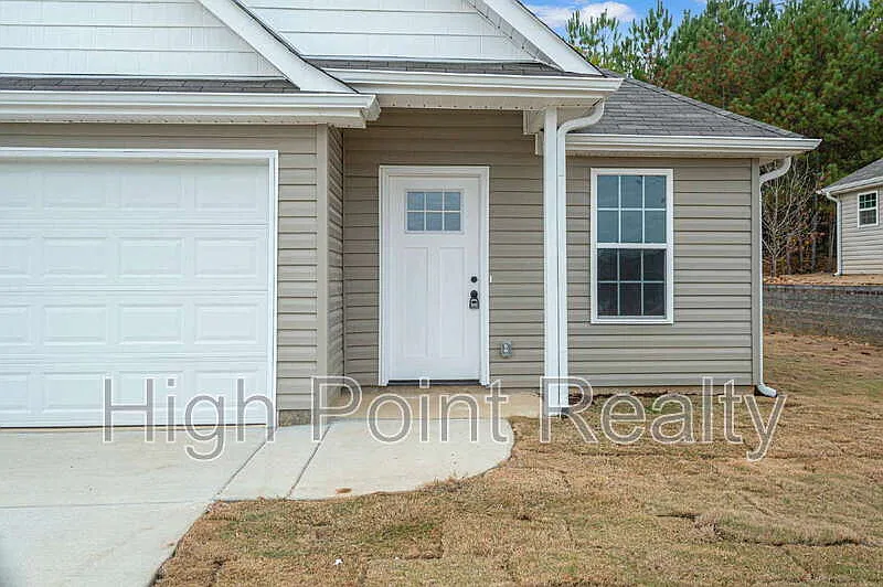 3 bed, 2.0 bath, 1285 sqft, $1,575 — Photo 2