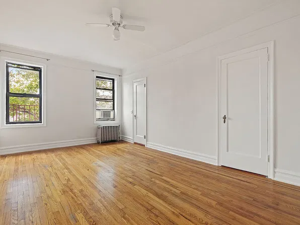 44-14 Newtown Rd #3M, Astoria, NY 11103