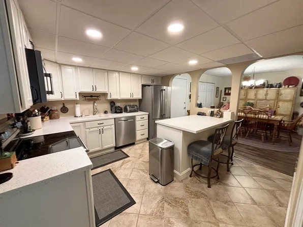 21 Shadowbrook Ln APT 3, Milford, MA 01757