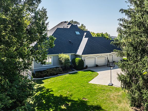 3rd image of 620 Mayfair Ln