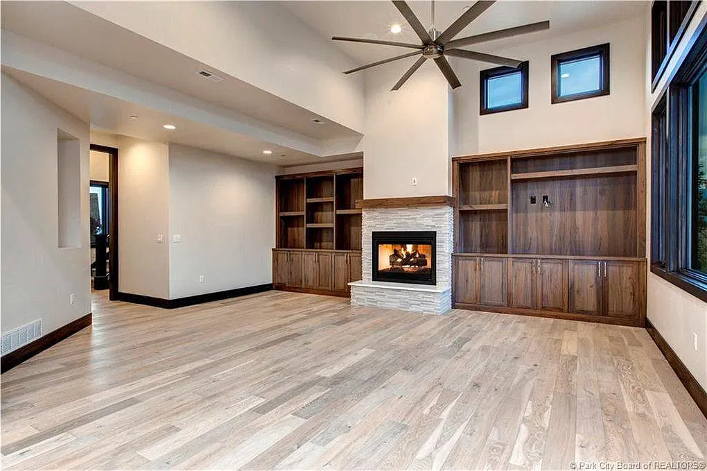 3 bed, 2.5 bath, 2311 sqft, $4,950 — Photo 2