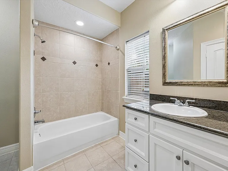 1417 Thompson St — Photo 17