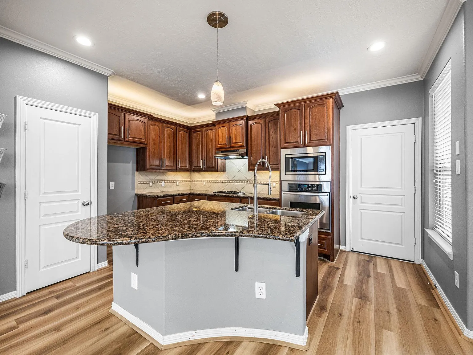 3 bed, 2.5 bath, 2467 sqft, $3,400 — Photo 4