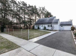 144 Cornflower Rd, Levittown, NY 11756