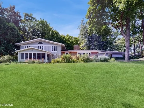 21279 W Sylvan Dr S, Mundelein, IL 60060