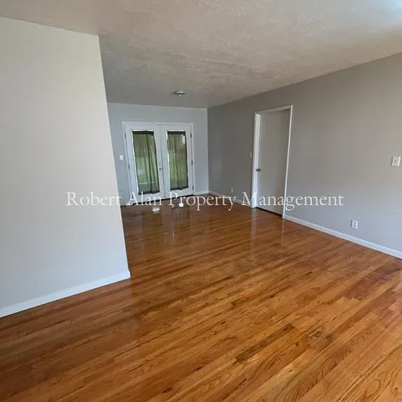 724 SW 37th St — Photo 4