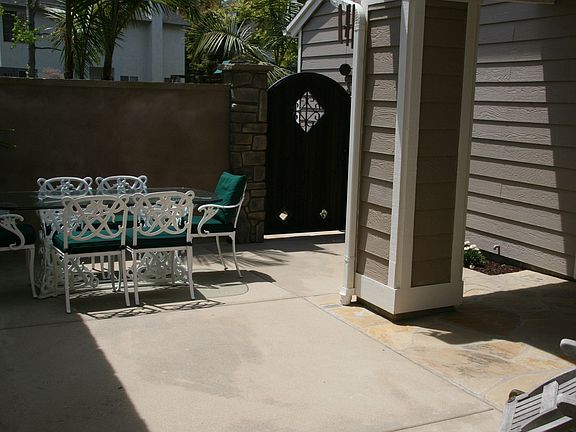 Enclosed Front Patio Area