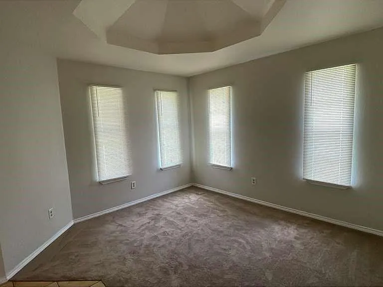 1305 James Cir — Photo 2