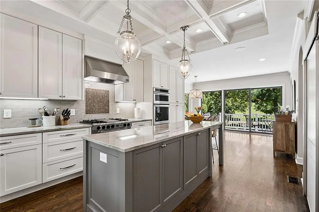4 bed, 3.5 bath, 4100 sqft, $8,700 — Photo 4