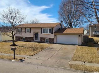 3420 N Birchwood Ave, Davenport, IA 52806