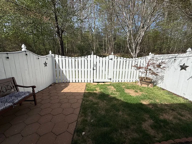 917 Creek Crossing Trl — Photo 27