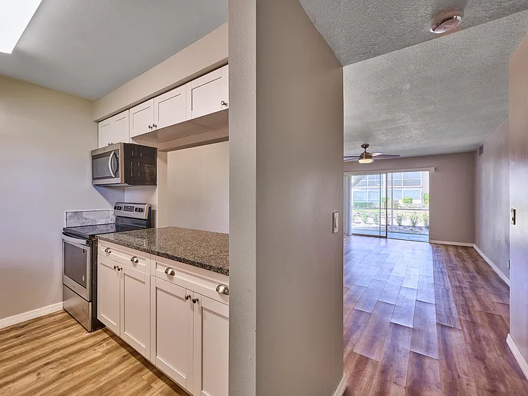 12021 W Greenway Dr — Photo 3