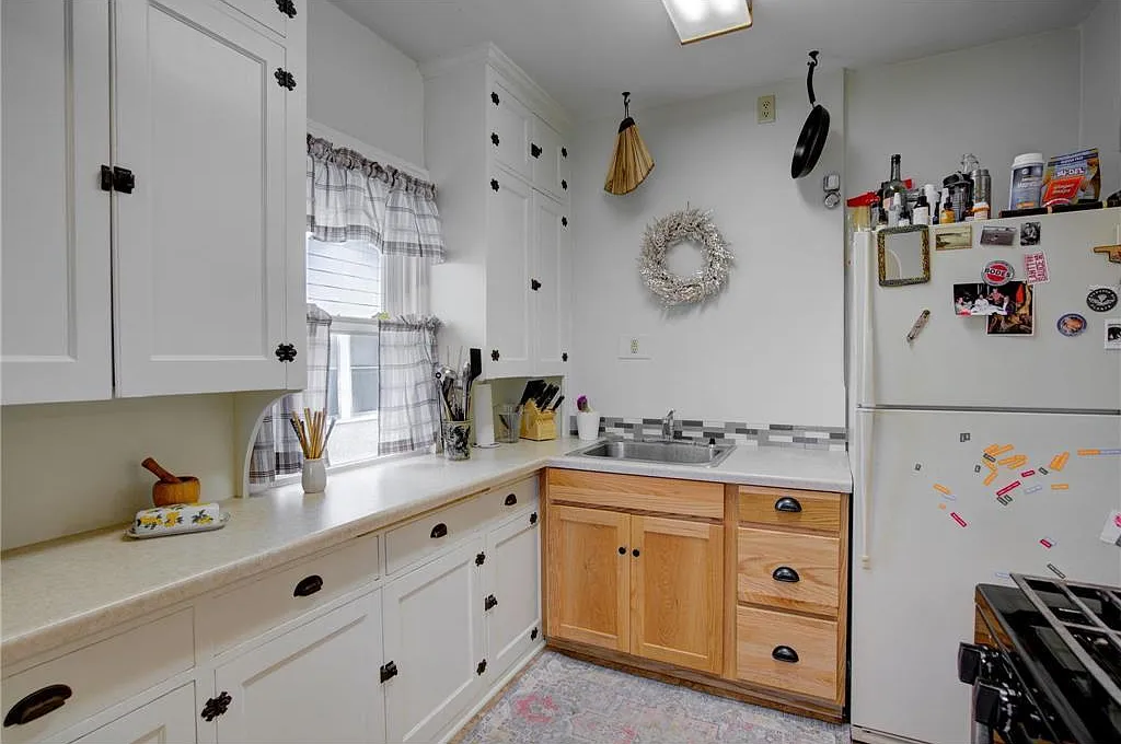 595 Syndicate St N — Photo 3
