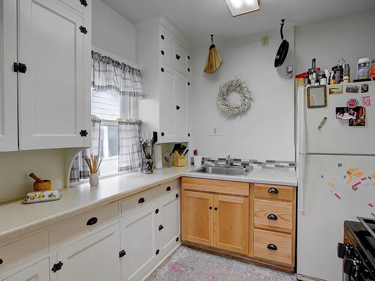 595 Syndicate St N — Photo 3