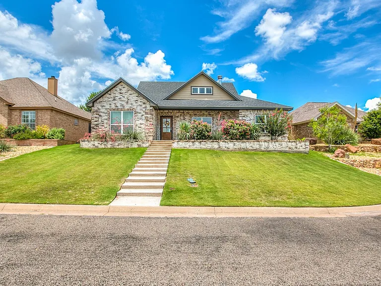 2610 Oak Hills Trl — Photo 1