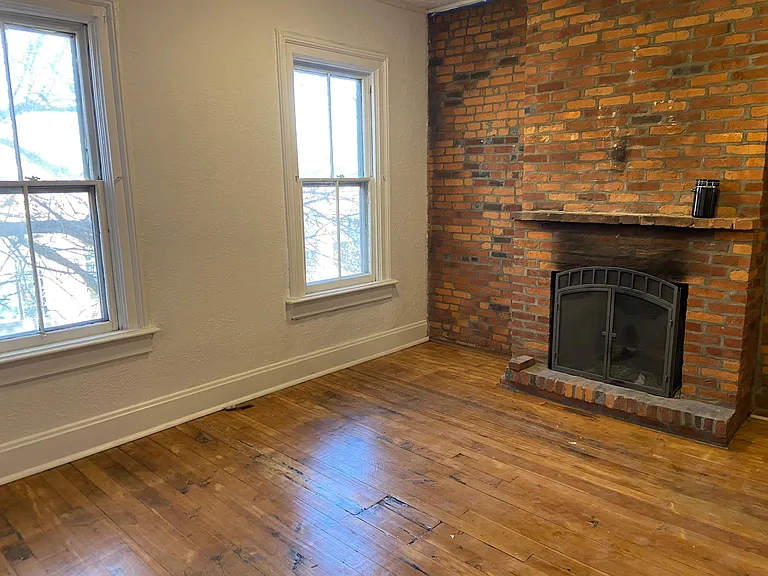 221 1/2 E Sycamore St #221-1/2 — Photo 9