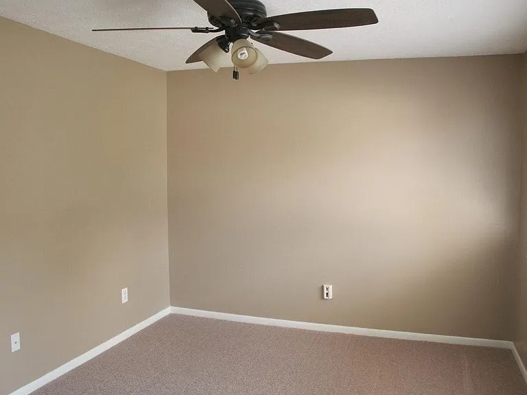 405 Spruce Ln — Photo 3