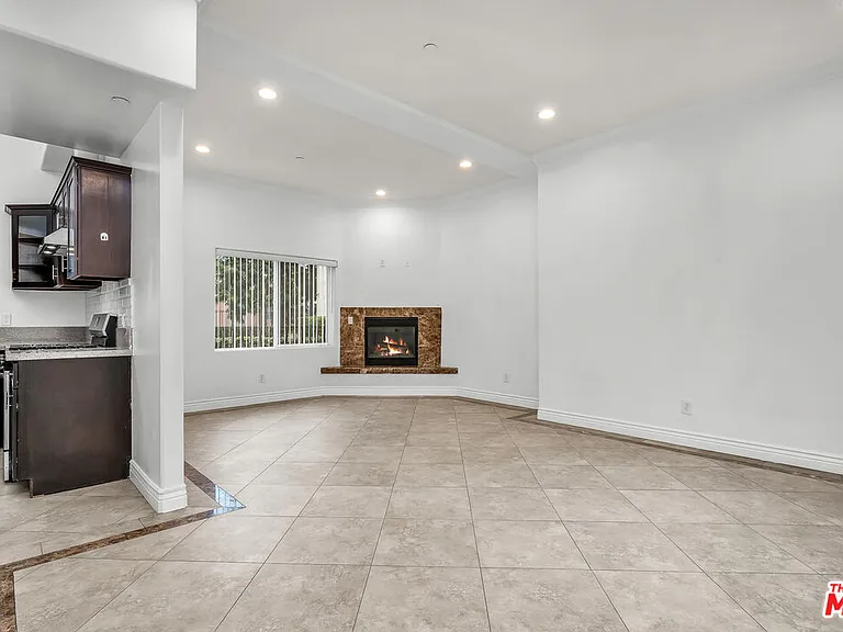 7338 Balboa Blvd #6 — Photo 4