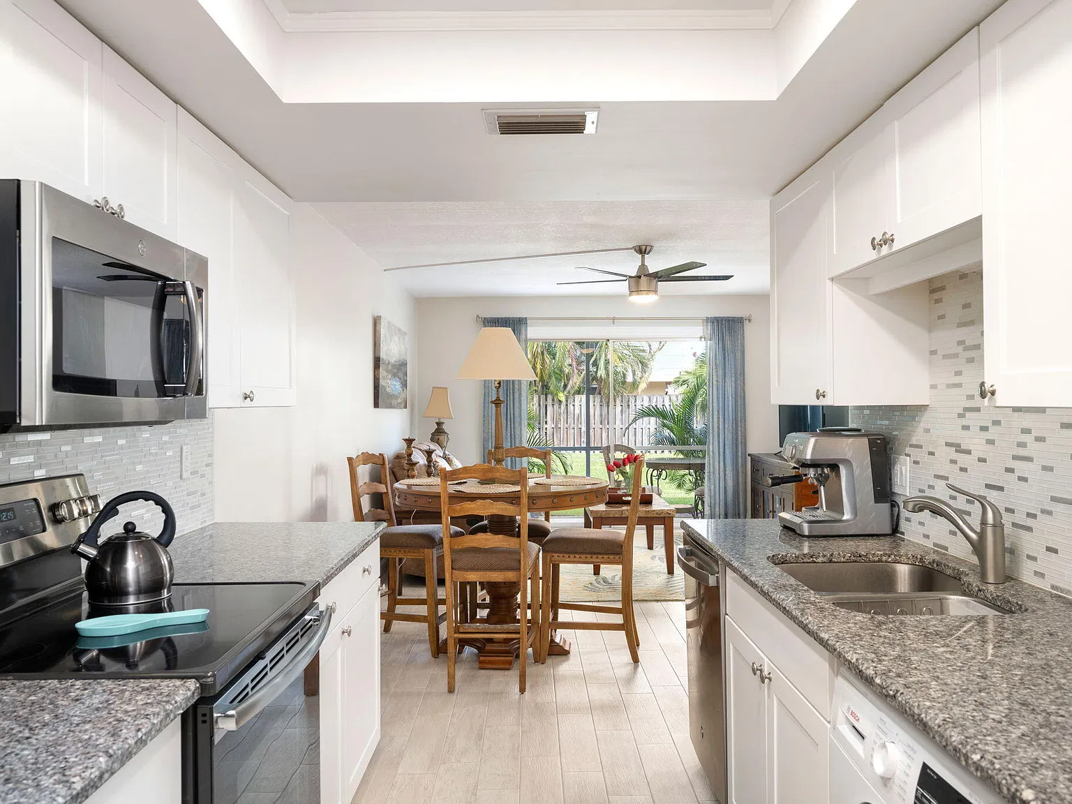 2 bed, 2.0 bath, 1040 sqft, $1,900 — Photo 2