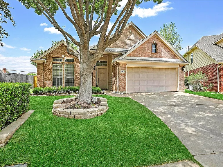 3929 Autumn Ln — Photo 1