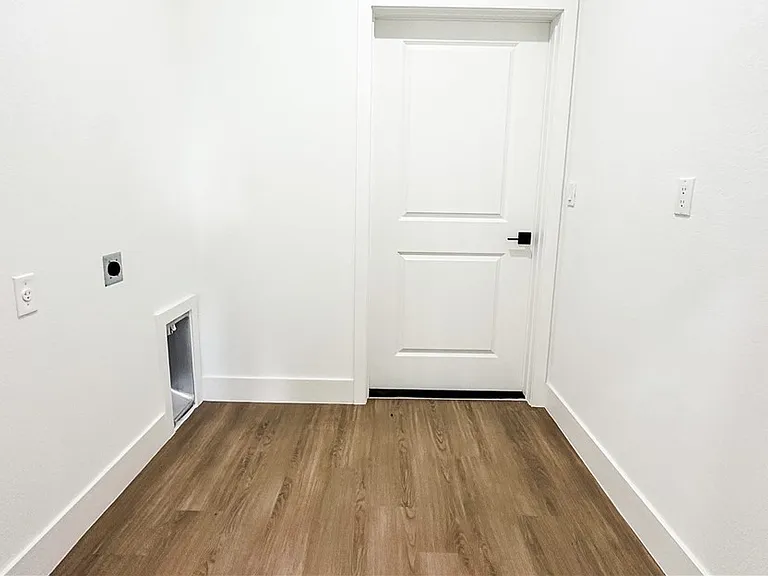1148 Craft St E — Photo 19