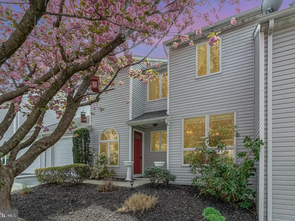 1738 Creek Vista Dr, New Cumberland, PA 17070