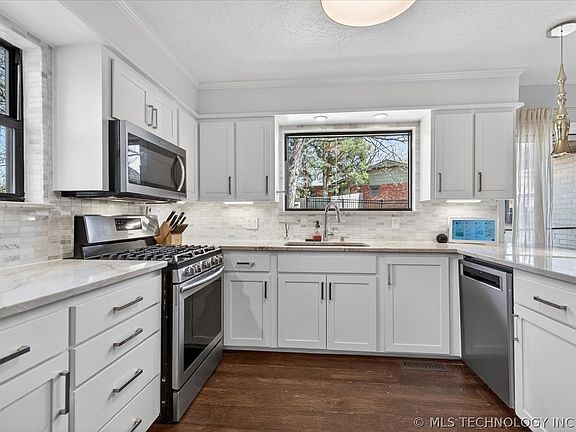 3rd image of 725 Kenwood Dr