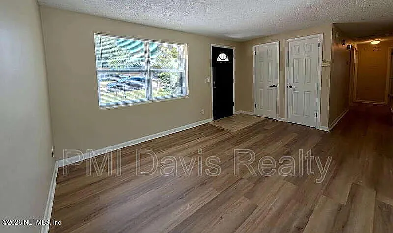 3 bed, 1.0 bath, 978 sqft, $1,600 — Photo 3