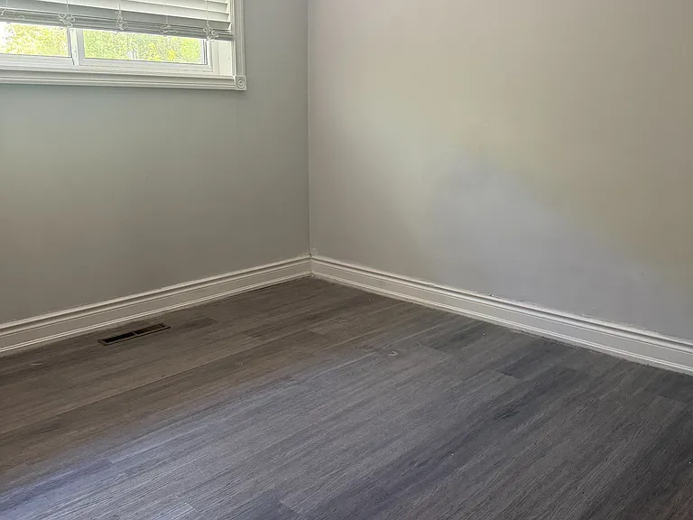62 Corby Cres — Photo 2