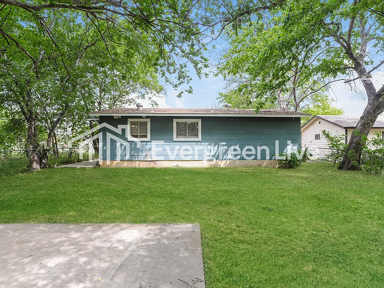 738 Sterling Dr — Photo 16