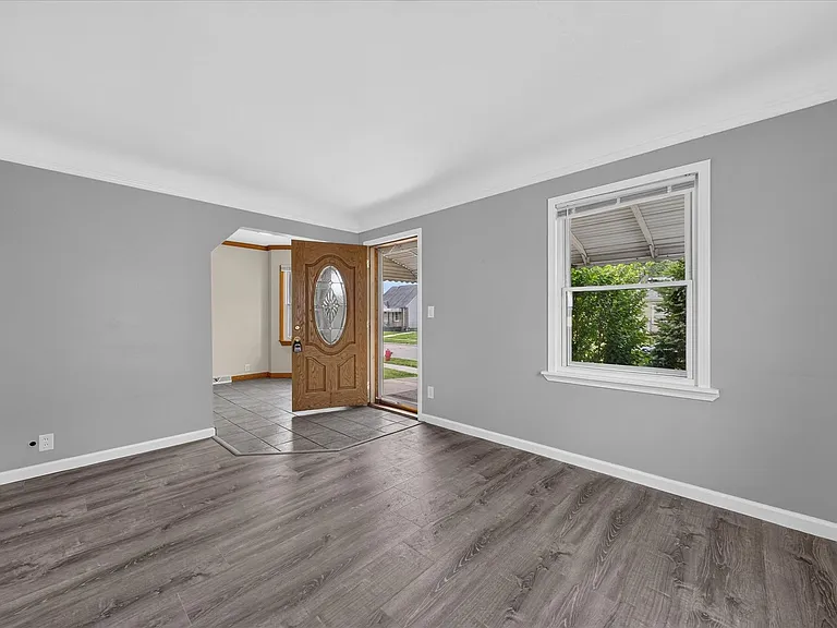 2090 Cicotte Ave — Photo 6
