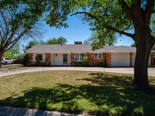 1902 Country Club Dr, Sweetwater, TX 79556