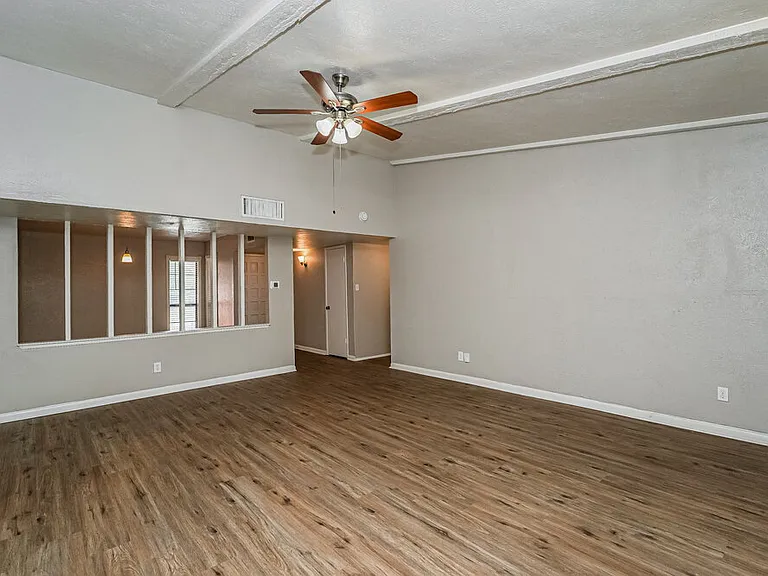 4141 Yellowleaf Dr — Photo 3