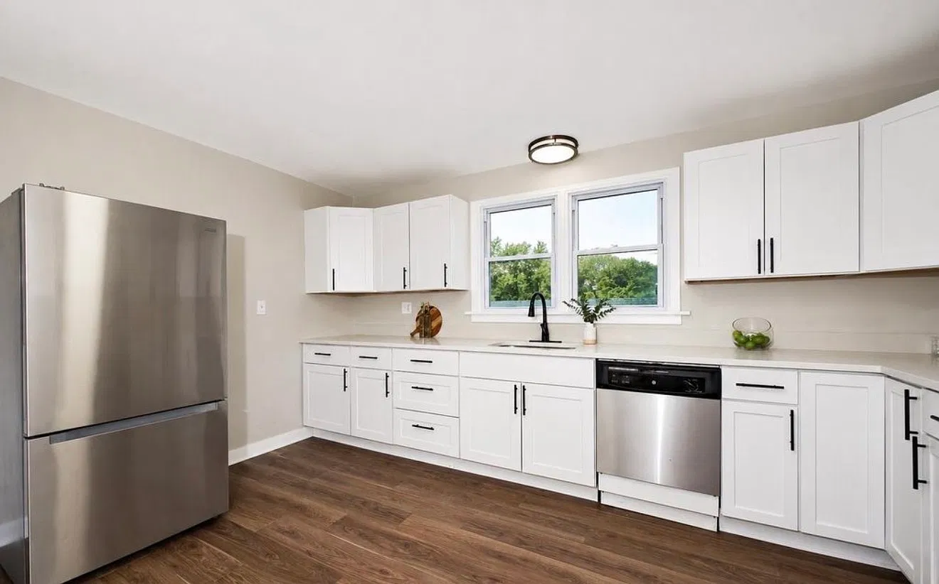 5 bed, 3280 sqft, $2,750 — Photo 2