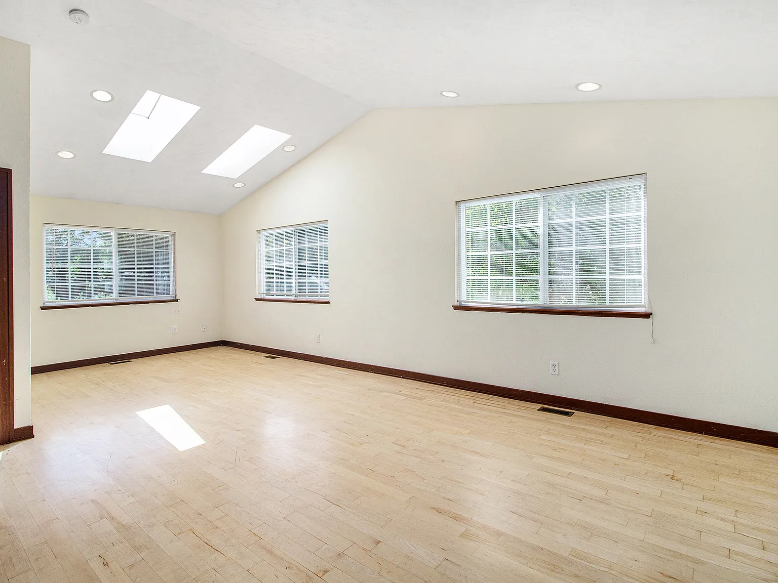 4 bed, 2000 sqft, $1,980 — Photo 2