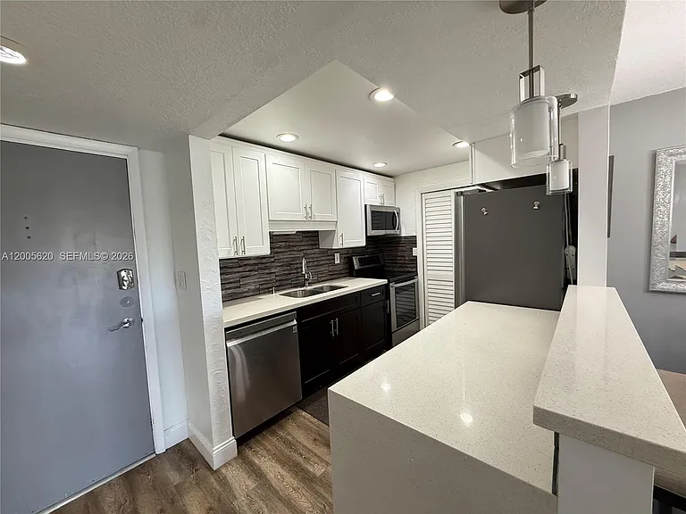 230 Lakeview Dr #307 — Photo 4