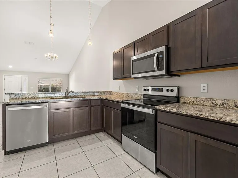 284 Reese Ct — Photo 12