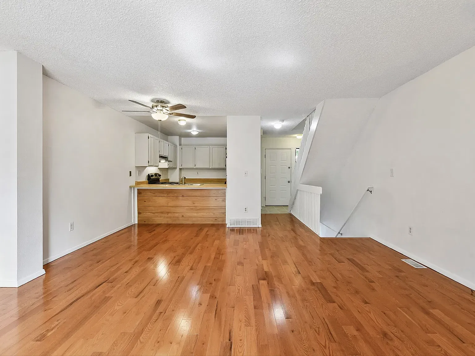 3 bed, 1450 sqft, $2,550 — Photo 4