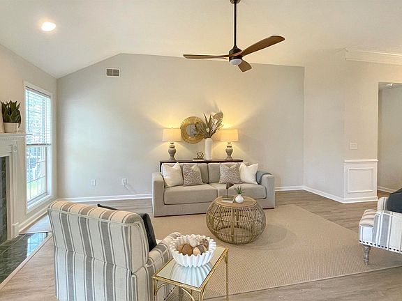 5th image of 218 Bennington Cir