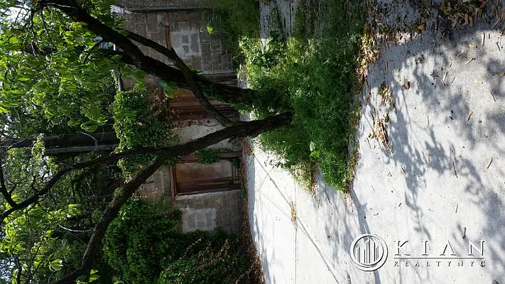 Sold by Kian Realty | media 2