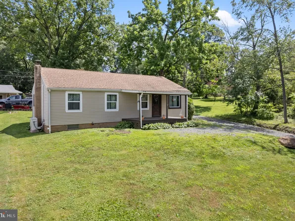 1087 Chestnut St, Douglassville, PA 19518