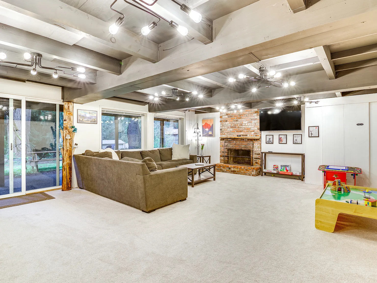 4 bed, 2700 sqft, $4,200 — Photo 3