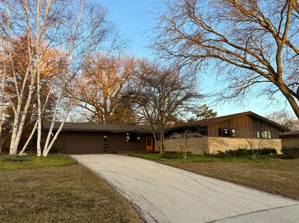 9041 N King Rd, Bayside, WI 53217