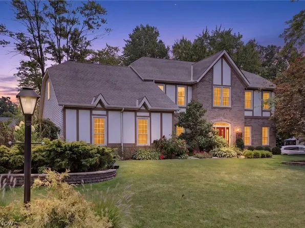 8753 Treetop Trl, Broadview Heights, OH 44147
