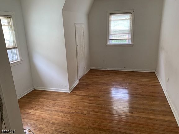4th image of 305 Sandford Ave